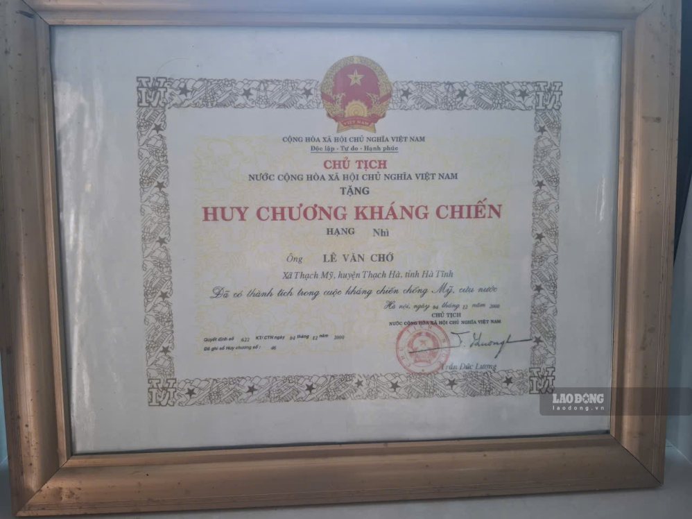 Ông Chớ được tặng Huy chương kháng chiến. Ảnh: Trần Tuấn