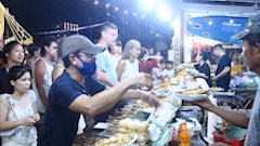 Tourists experience cuisine and culture at the Da Nang Enjoyment Festival 2026. Photo: Thanh Huyen