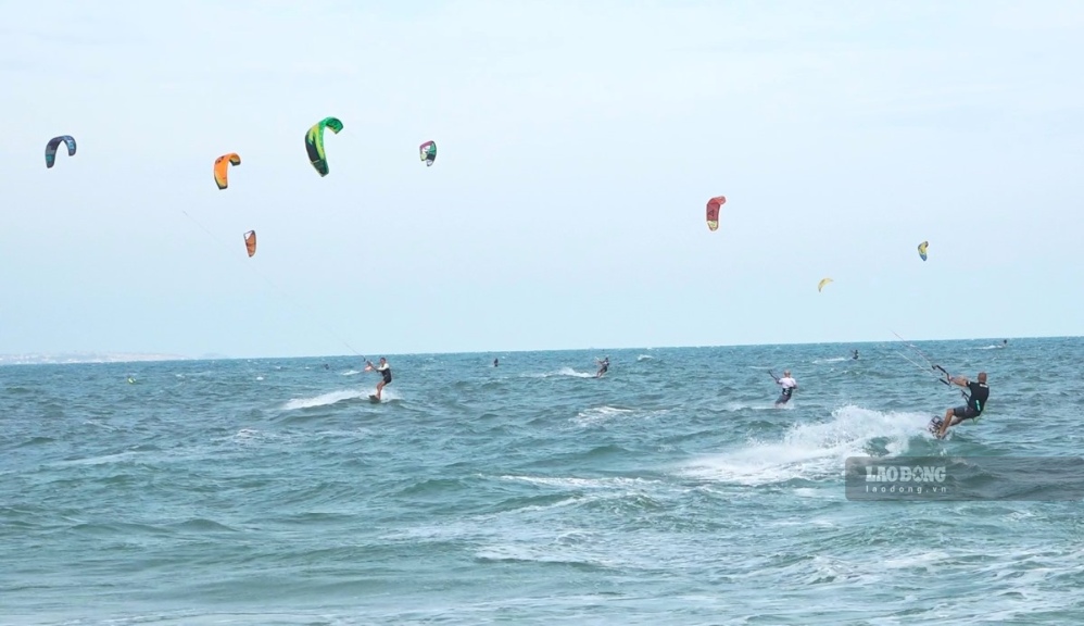 Lướt ván diều trên biển Mũi Né. Ảnh: Duy Tuấn