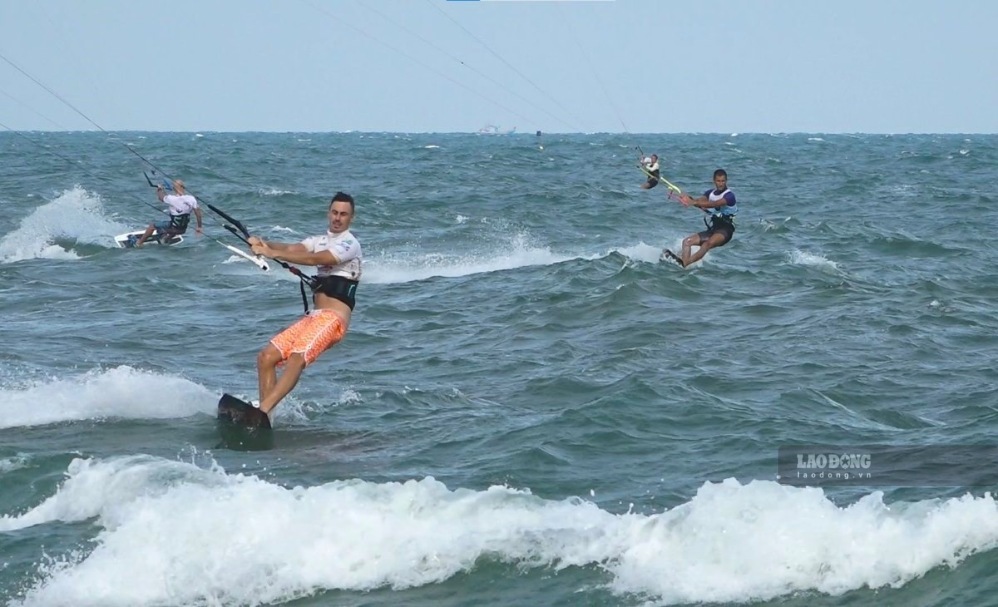 Tourists play sailing on Mui Ne beach. Photo: Duy Tuan