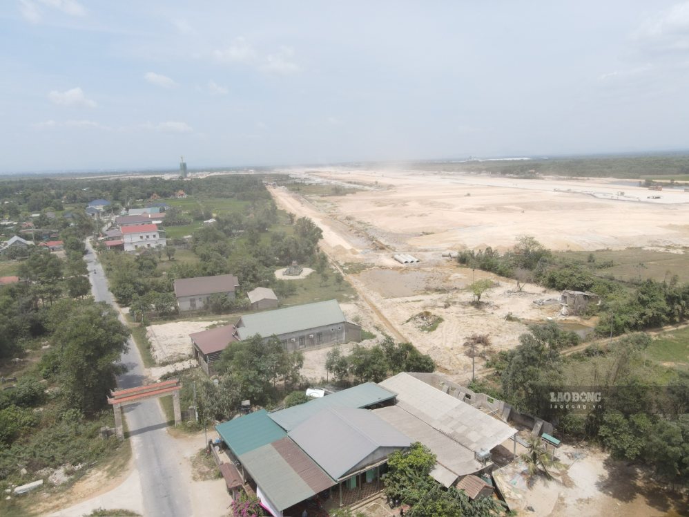 El proyecto del aeropuerto de Quang Tri está en construcción, con clima cálido y fuertes vientos que hacen que el polvo se propague a las zonas residenciales. Foto: Hung Tho
