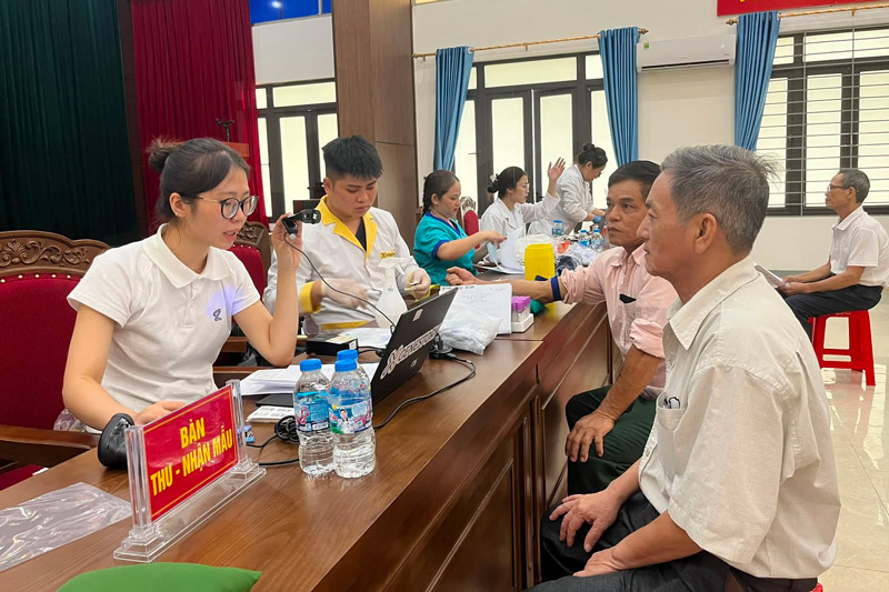 Việc lấy mẫu sinh phẩm ADN được thực hiện theo quy trình, bảo đảm chính xác và an toàn. Ảnh: UBND phường Lào Cai