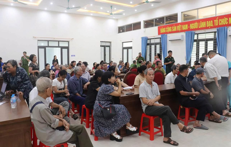 Đông đảo thân nhân liệt sĩ có mặt tại điểm thu nhận mẫu sinh phẩm ADN trên địa bàn tỉnh Lào Cai. Ảnh: UBND phường Lào Cai