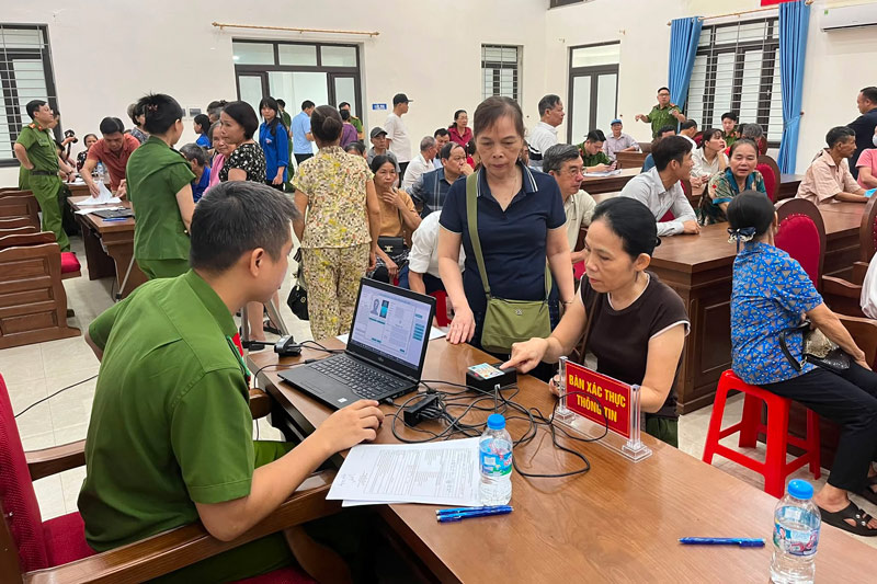 Lực lượng chức năng hướng dẫn thân nhân liệt sĩ hoàn thiện thủ tục trước khi thu nhận mẫu sinh phẩm ADN. Ảnh: UBND phường Lào Cai