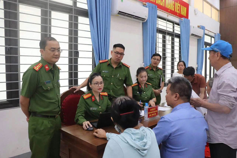 Các lực lượng phối hợp hướng dẫn, hỗ trợ thân nhân liệt sĩ trong suốt quá trình lấy mẫu. Ảnh: UBND phường Lào Cai