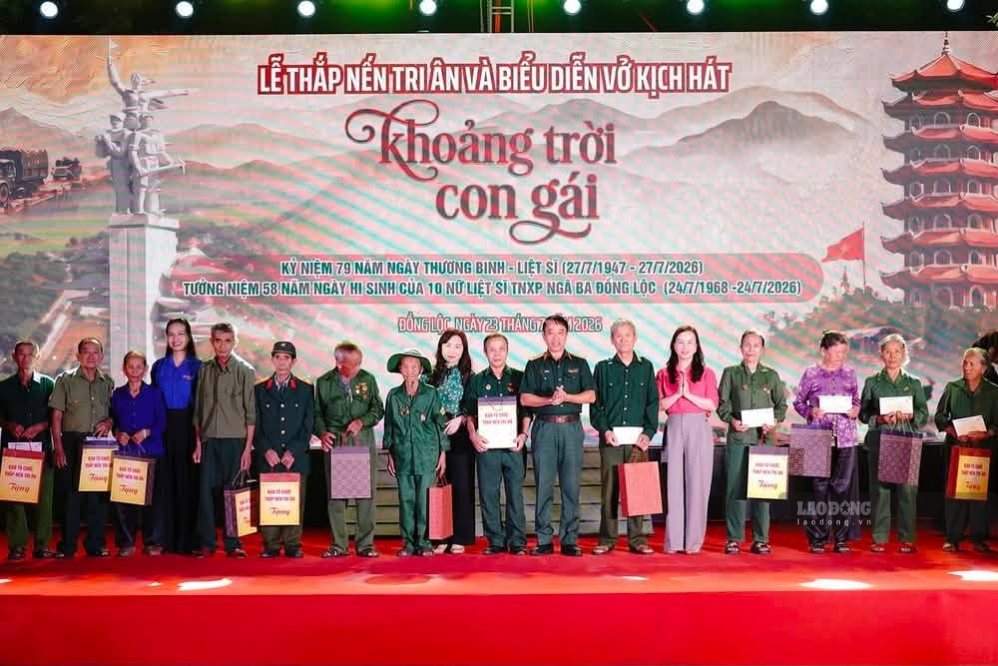 Tặng quà cho người có công với cách mạng. Ảnh: Đoàn Tuấn