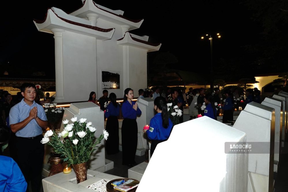 Candle lighting ceremony in gratitude at Nga Ba Dong Loc Relic. Photo: Doan Tuan