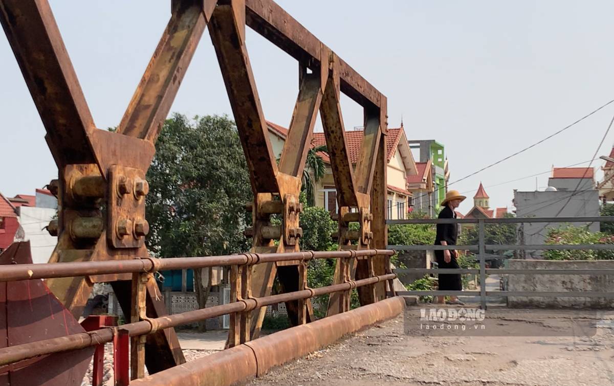 The iron bridge across the Quan Lieu canal in Nghia Son commune, Ninh Binh province has been degraded for many years. Photo: Luong Ha