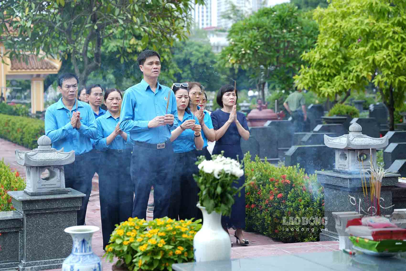 Delegation of the Vietnam General Confederation of Labor offers incense to commemorate revolutionary predecessors and heroic martyrs on the occasion of July 27. Photo: Huu Chanh