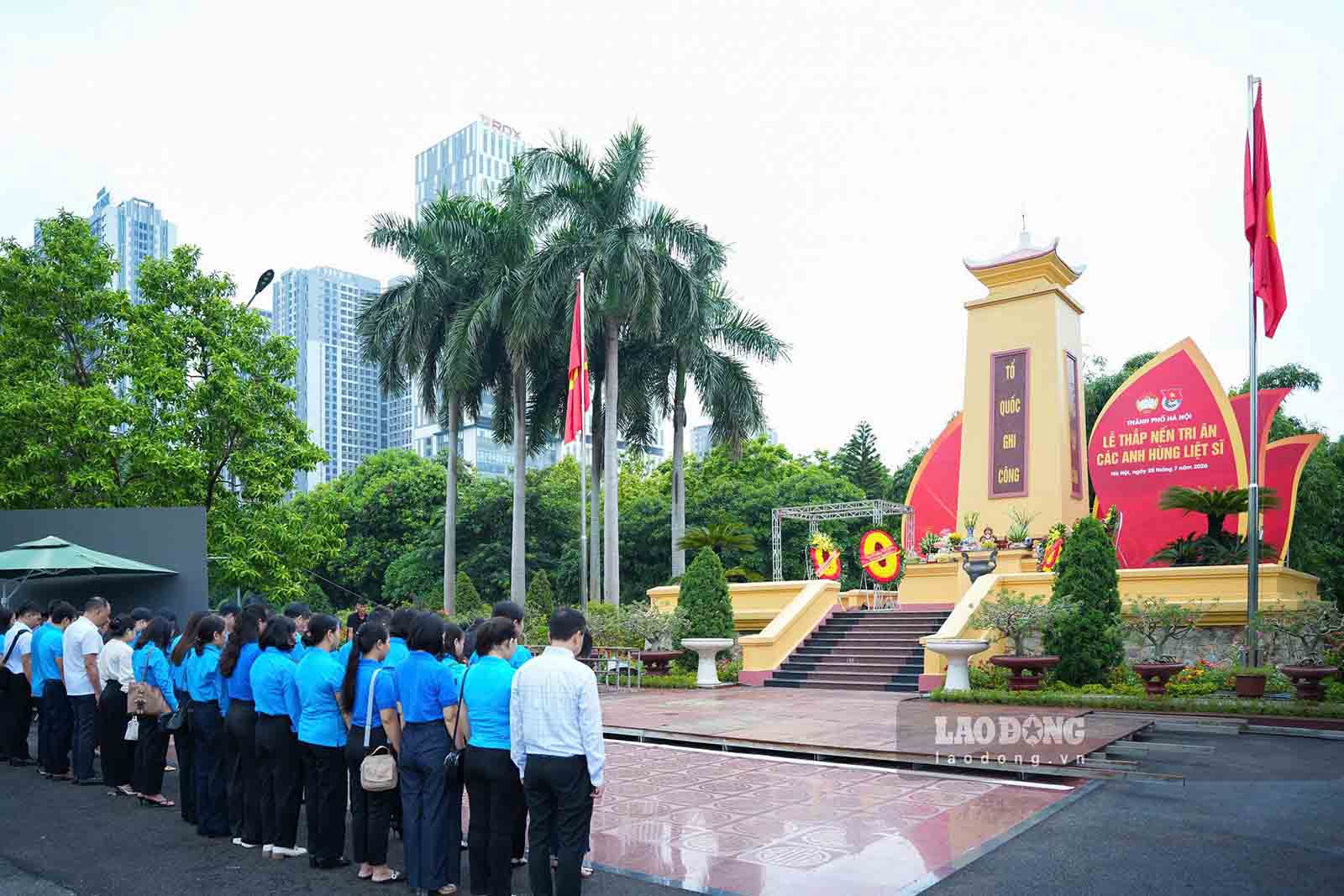 Đoàn đại biểu tưởng nhớ các vị tiền bối cách mạng, các anh hùng liệt sĩ đã suốt đời hiến dâng cho lý tưởng và sự nghiệp cách mạng của Đảng và dân tộc. Ảnh: Hữu Chánh