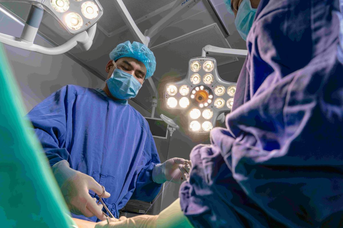 MSc. Vu Van Quan and the Vinmec Hai Phong team during the surgery. Photo: Vinmec