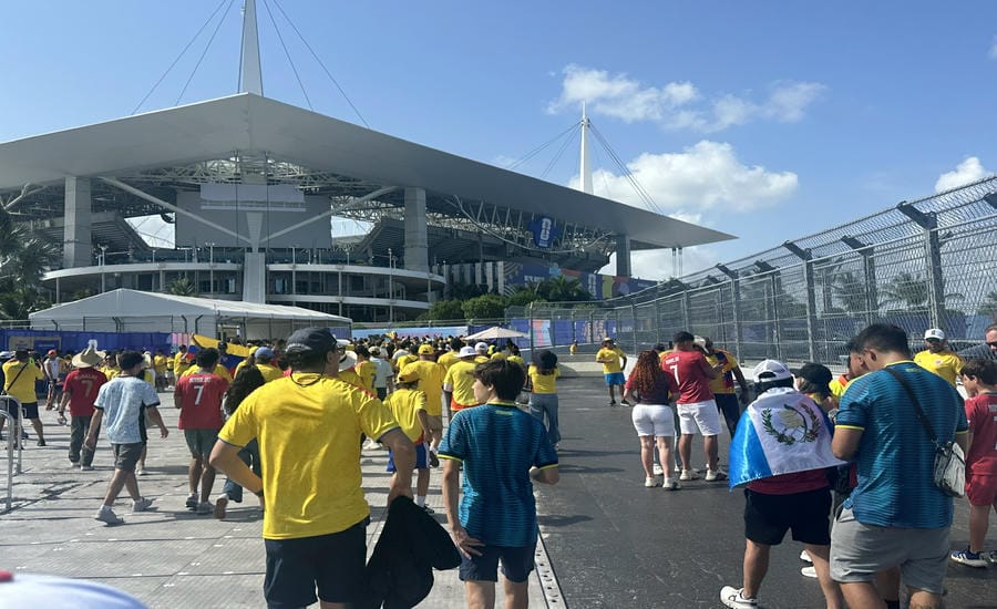 Fans are moving into Hard Rock Stadium to cheer for the match between Colombia and Portugal on June 28. Photo: NVCC