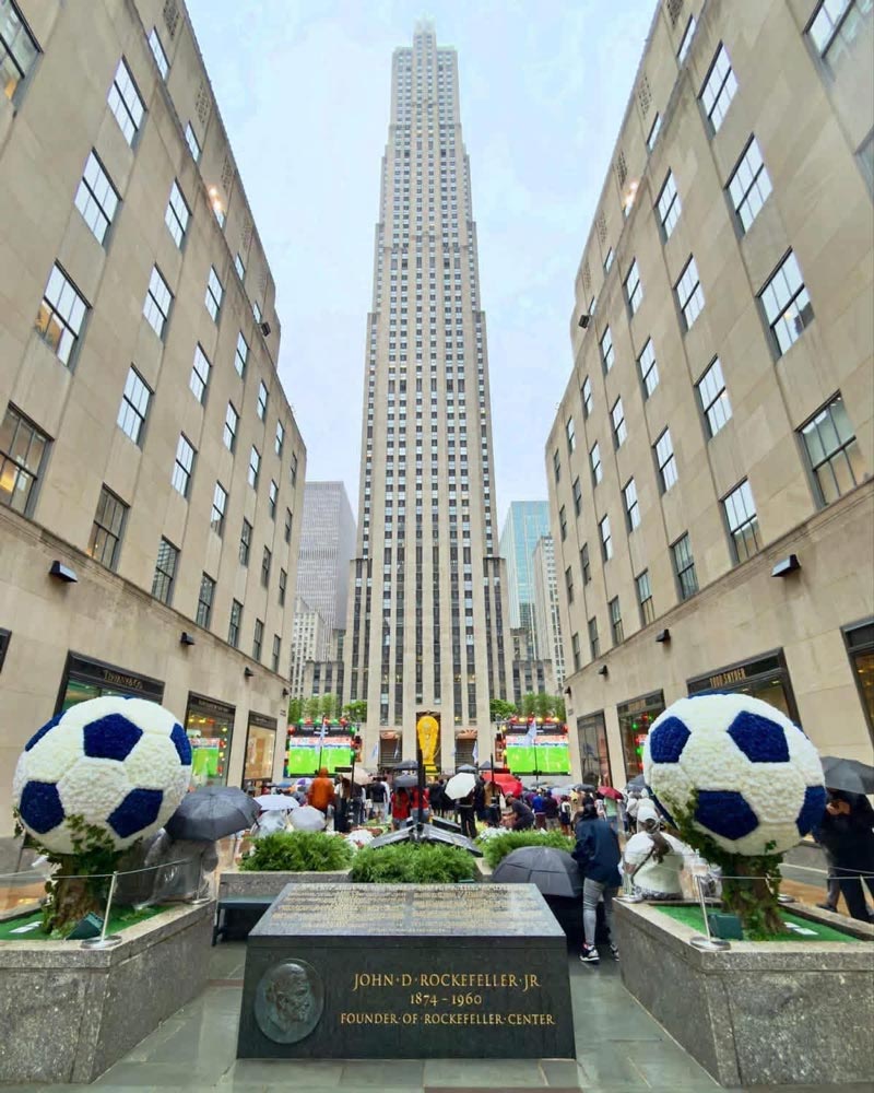 Không gian bài trí tại khu vực dành cho cho khán giả theo dõi các trận bóng đá bên ngoài Trung tâm thương mại Rockefeller tại thành phố New York. Ảnh: NVCC