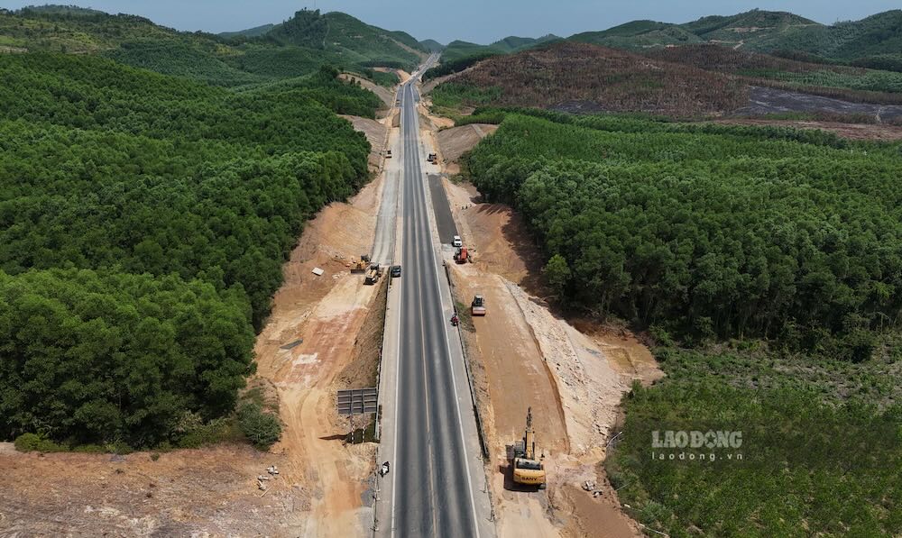 Dự án đầu tư xây dựng mở rộng đường bộ cao tốc Bắc - Nam phía Đông đoạn Cam Lộ - La Sơn có tổng chiều dài 98,73km. Trong đó, đoạn qua TP Huế dài khoảng 62,72km, đi qua 11 xã, phường.