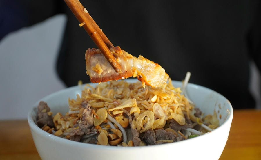Bún bò Nam Bộ chinh phục thực khách nhờ sự hài hòa giữa vị ngọt của thịt bò, vị thanh mát của rau và nước trộn đậm đà. Ảnh: Minh Vũ