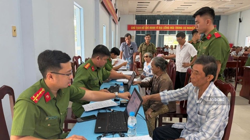 Thân nhân liệt sĩ thực hiện lấy mẫu sinh phẩm ADN phục vụ xác định danh tính hài cốt liệt sĩ. Ảnh: Hoàng Lộc
