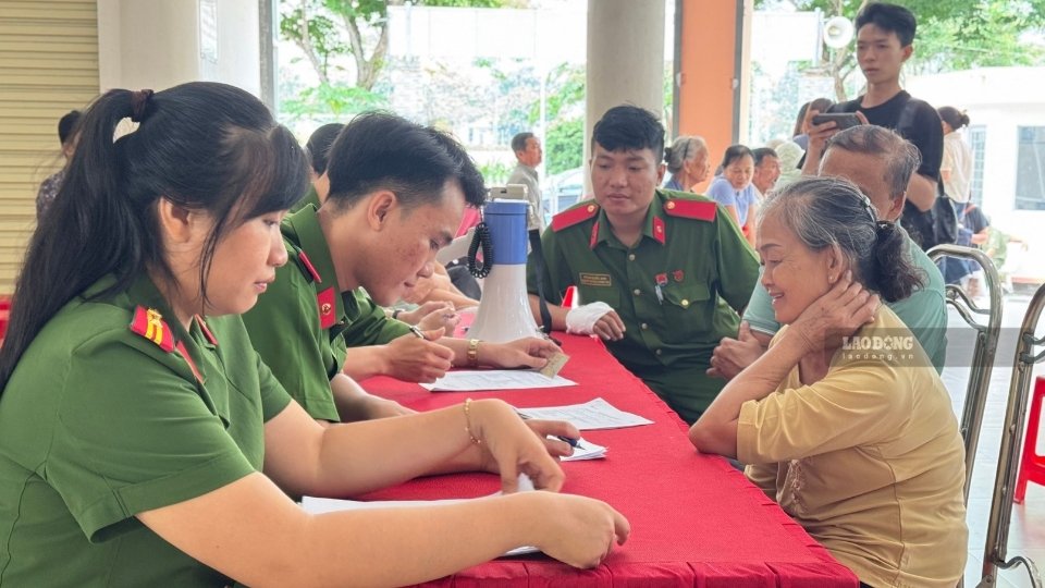 Each collected DNA biological sample is an additional opportunity to identify and bring heroic martyrs back to their families. Photo: Hoang Loc