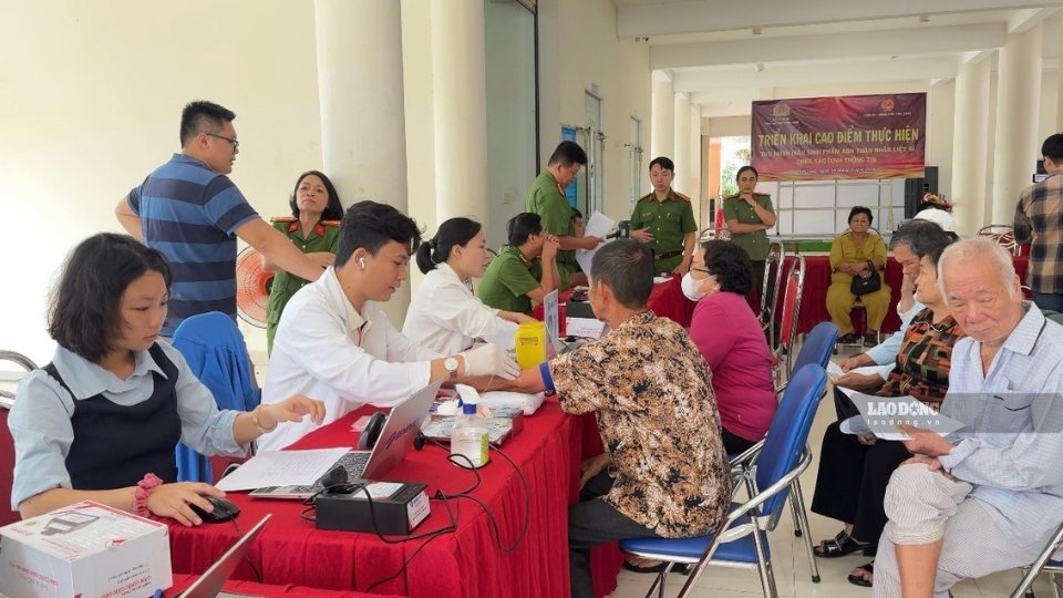Đợt thu nhận mẫu sinh phẩm ADN góp phần xây dựng cơ sở dữ liệu xác định danh tính hài cốt liệt sĩ. Ảnh: Hoàng Lộc 