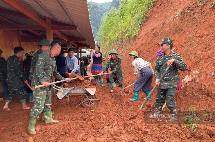 Chính quyền địa phương tham gia lao động, giúp đỡ các gia đình bị ảnh hưởng bởi thiên tai. Ảnh: Ngọc Sơn