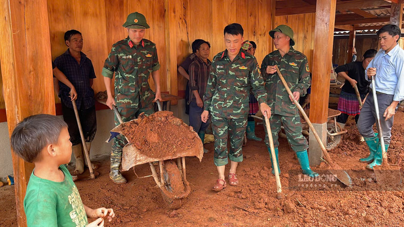 Bộ đội cùng người dân Lao Chải dọn bùn đất