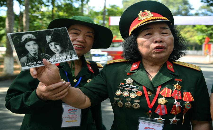Hòa bình lập lại, trong mỗi chuyến đi xa về thăm chiến trường xưa, nữ cựu chiến binh Thái Thị Thành luôn mang theo bức ảnh đen trắng em trai bà vừa tròn 18 đã hy sinh ở chiến trường chống Mỹ, để em được hội ngộ cùng đồng đội.