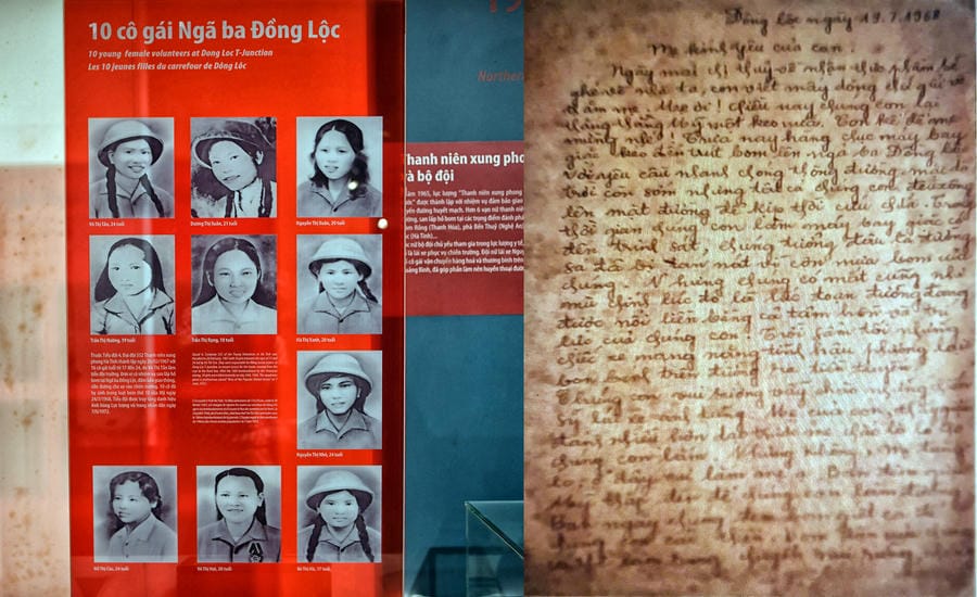 Bức thư của nữ liệt sĩ Võ Thị Tần - Tiểu đội trưởng A4 Thanh niên xung phong Ngã ba Đồng Lộc gửi cho mẹ 5 ngày trước khi hy sinh 19.7.1968, trưng bày tại Bảo tàng Phụ nữ Việt Nam.