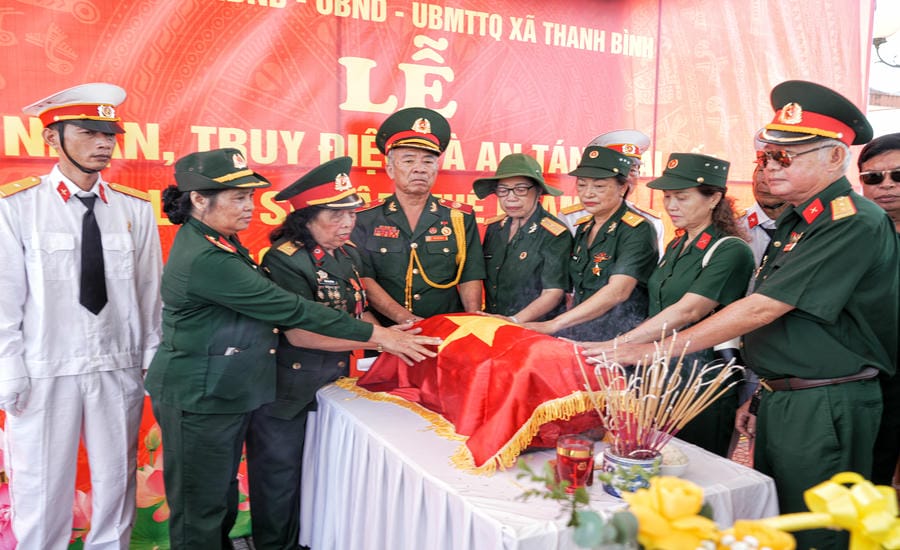 Những bàn tay đồng đội tiễn biệt liệt sĩ trước lễ truy điệu và an táng.