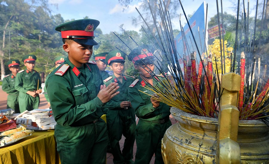 Những người lính trẻ tiếp nối truyền thống tri ân bằng một nén hương.