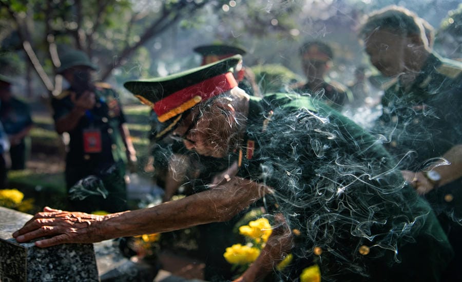 Thiếu tướng Nguyễn Đức Huy, 94 tuổi, Anh hùng Lực lượng vũ trang nhân dân thắp nén nhang trước phần mộ của những đồng đội đã ngã xuống tại Nghĩa trang Long Thành - Đồng Nai.