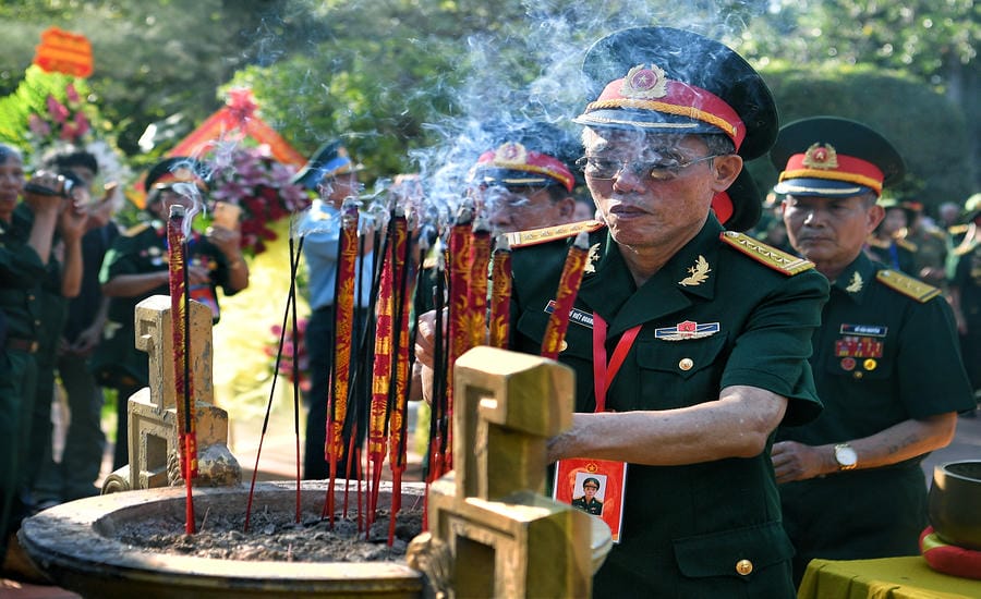 Những nén hương tưởng nhớ những đồng đội đã ngã xuống.