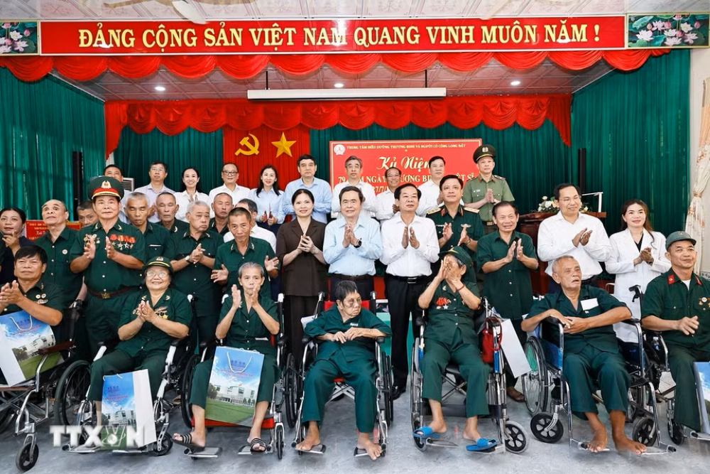 Politburo Member, National Assembly Chairman Tran Thanh Man with delegates and wounded soldiers at Long Dat War Invalids and People with Meritorious Services Rehabilitation Center in Hai Son hamlet, Long Hai commune, Ho Chi Minh City on July 19. Photo: VNA
