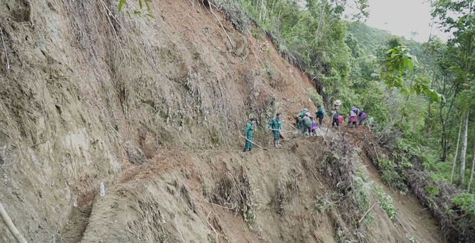 People and officials and workers urgently repair water canals buried by soil and rocks. Photo: Lao Cai e-Portal