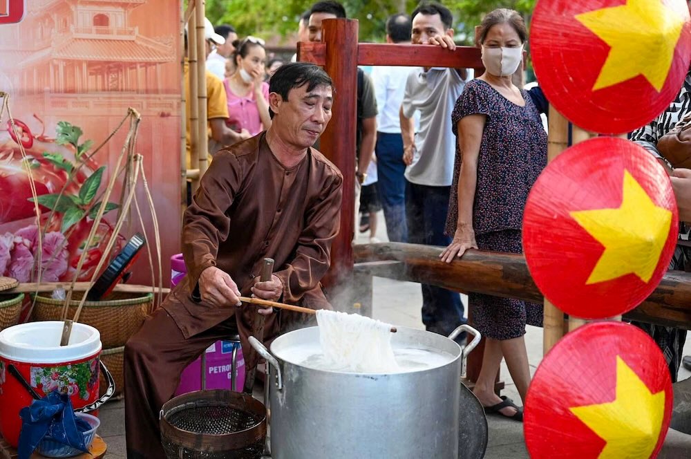 Người dân và du khách trải nghiệm không gian văn hóa ẩm thực, thưởng thức Bún bò Huế cùng nhiều đặc sản vùng miền trong khuôn khổ sự kiện kéo dài từ ngày 23 đến 26.7. 