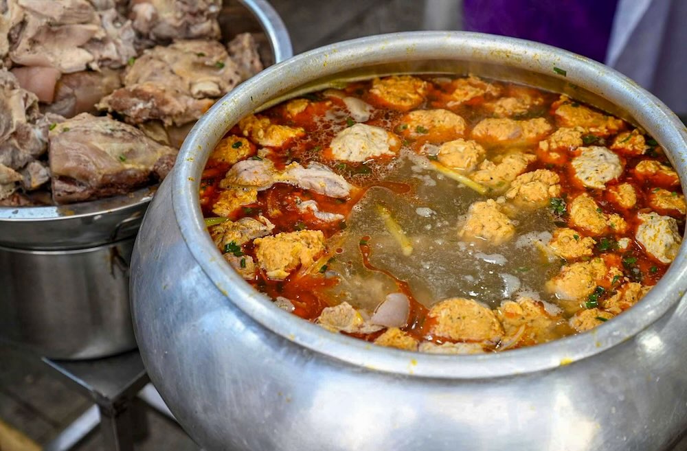 Nồi nước dùng làm nên hương vị đặc trưng của bún bò Huế. 