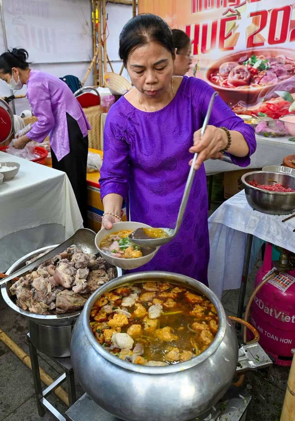 Các nghệ nhân trình diễn chế biến Bún bò Huế ngay tại sự kiện, giới thiệu tinh hoa ẩm thực và nét đặc sắc của món ăn biểu tượng xứ Huế.