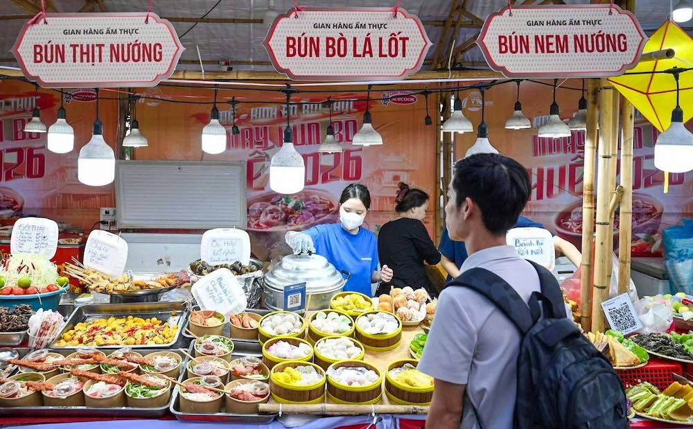 Chương trình quy tụ 80 gian hàng của các nhà hàng, doanh nghiệp, nghệ nhân và làng nghề ẩm thực đến từ Huế cùng nhiều địa phương trên cả nước.