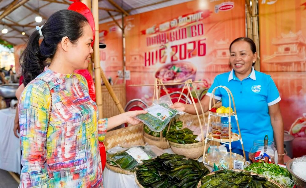 Không gian ẩm thực giới thiệu Bún bò Huế cùng hàng trăm món ăn, đặc sản vùng miền và sản phẩm OCOP, thu hút đông đảo người dân, du khách tham quan, thưởng thức.