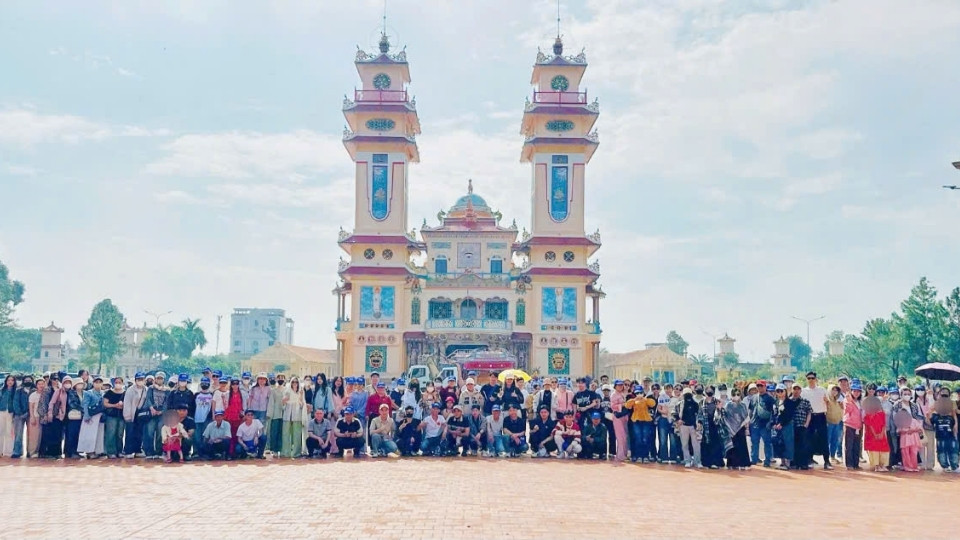 Les ouvriers de Furukawa partent avec enthousiasme pour participer à un voyage de vacances à l'occasion du 97e anniversaire de la fondation du syndicat vietnamien. Photo: Syndicat de base de la société Furukawa