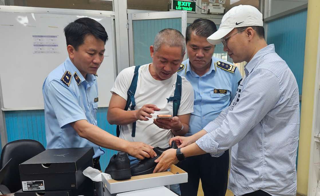 Ông Nguyễn Thanh Bình, Phó Cục trưởng Cục Quản lý và Phát triển thị trường trong nước (ngoài cùng bên trái) trực tiếp có mặt và chỉ đạo tại hiện trường kiểm tra. Ảnh: