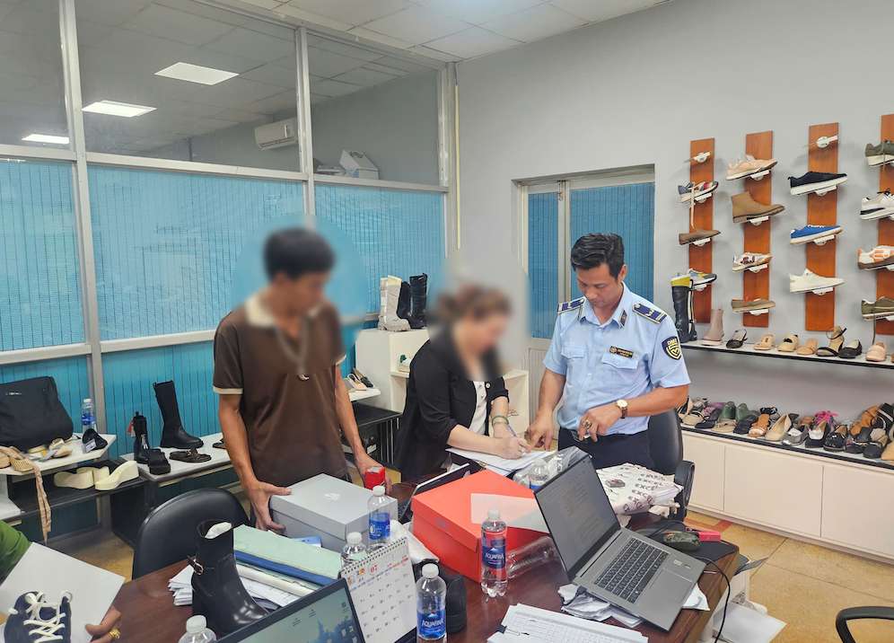 The Domestic Market Management and Development Department inspected and discovered a factory producing nearly 50,000 pairs of shoes bearing signs of counterfeiting Nike, Nike Air and Air Jordan brands for export. Photo: Domestic Market Management and Development Department