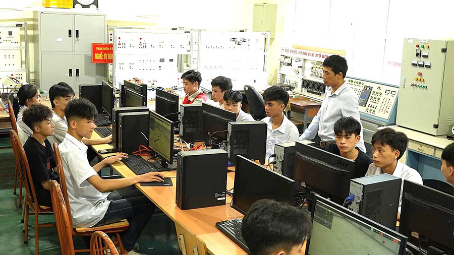 Vocational training at Cao Bang College is implemented in a modern direction, meeting the actual requirements for labor of enterprises. Photo: Cao Bang Provincial e-Portal