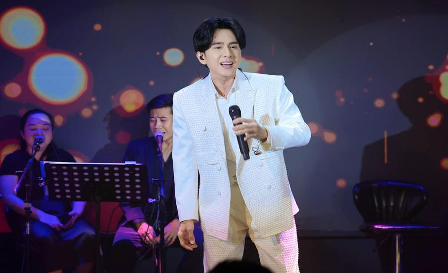 Singer Dan Truong still maintains his persistent appeal to the audience throughout 30 years of singing. Photo: Artist provided