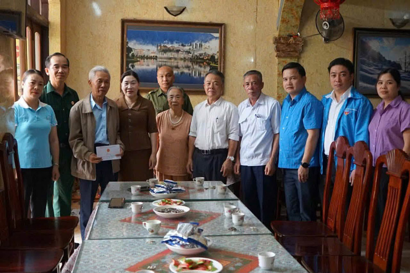 The working delegation cordially visited and encouraged policy families. Photo: Sa Pa Ward Trade Union