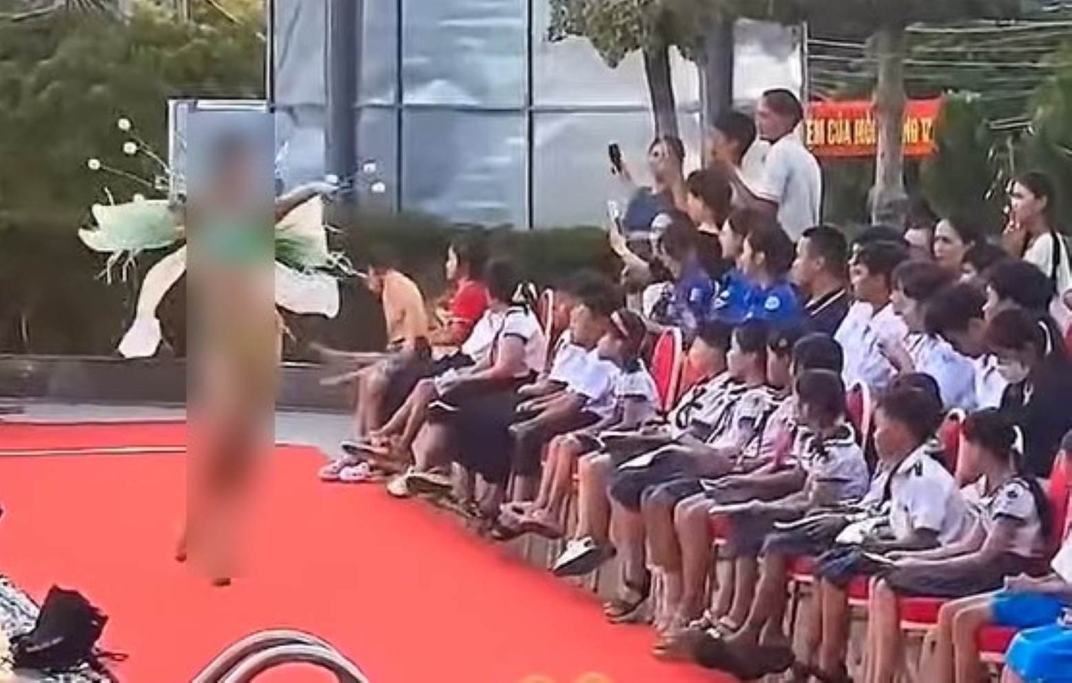 Misses show off swimsuits in front of dozens of children wearing school uniforms in the special zone of Ly Son, Quang Ngai. Photo: Cut from clip