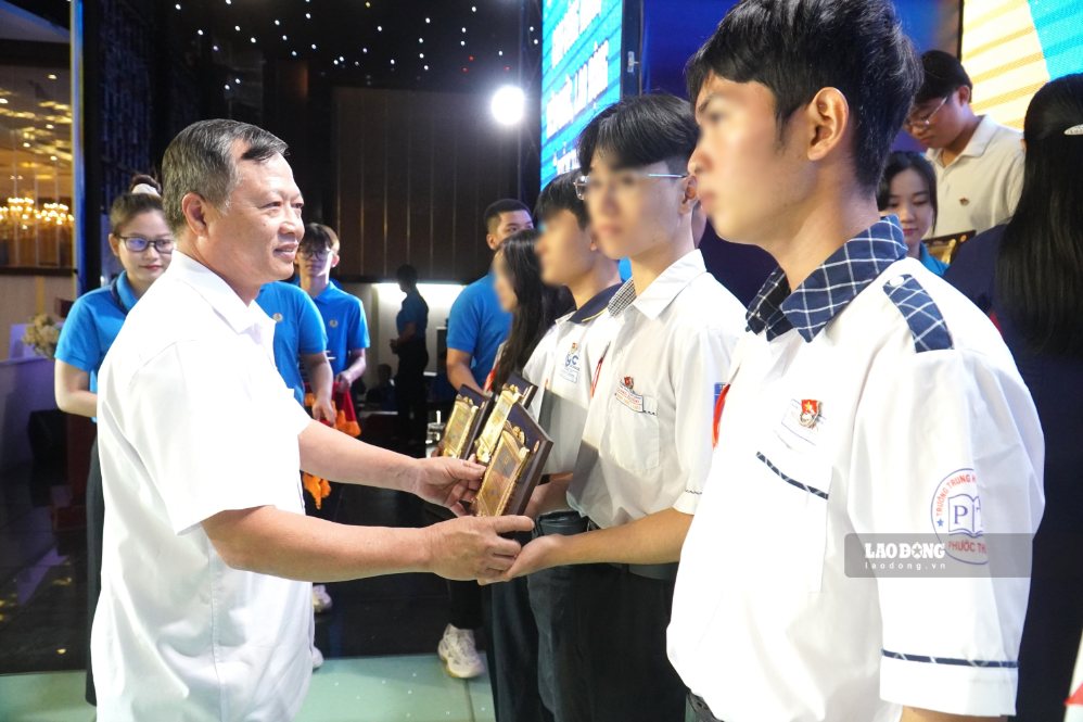 Phó Chủ tịch Ủy ban MTTQ Việt Nam thành phố Đồng Nai Nguyễn Tấn Phú trao biểu trưng cho các học sinh được tuyên dương “Học giỏi - Sống tốt“. Ảnh: HAC