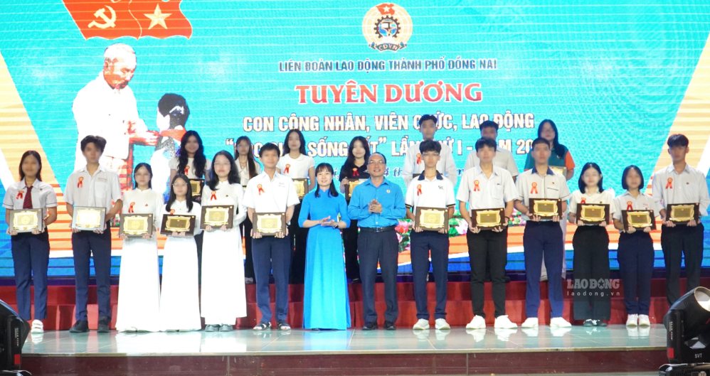 The Standing Committee of the City Labor Federation commended 535 children of workers, civil servants, and laborers "Good at studying - Living well". Photo: HAC