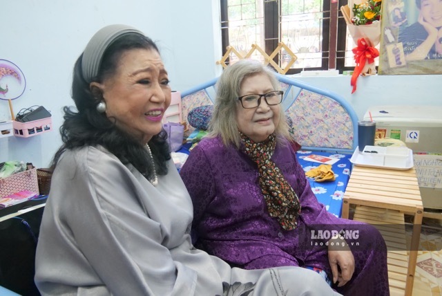 L'artiste émérite Diệu Hiền (à droite) mène une vie paisible à la maison de retraite. Photo: Di Py.
