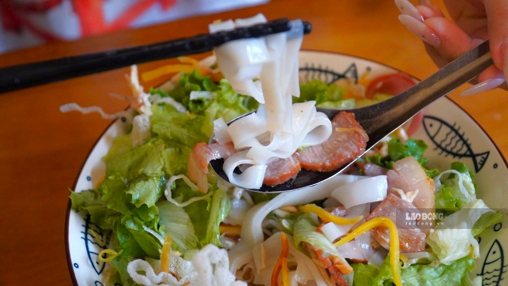 Sour pho impresses with a harmonious combination of sweet and sour taste, soft pho noodles and many rich toppings. Photo: Minh Vu