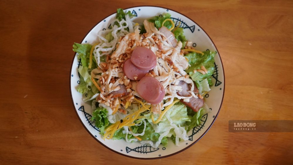 Một phần phở chua đầy đủ gồm thịt xá xíu, gà xé, lạp sườn, khoai chiên, lạc rang và nước trộn chua ngọt đặc trưng. Ảnh: Minh Vũ