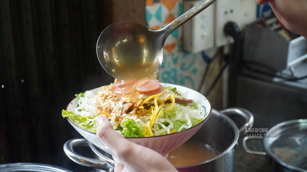 Bí quyết nằm ở phần nước trộn. Ảnh: Minh Vũ